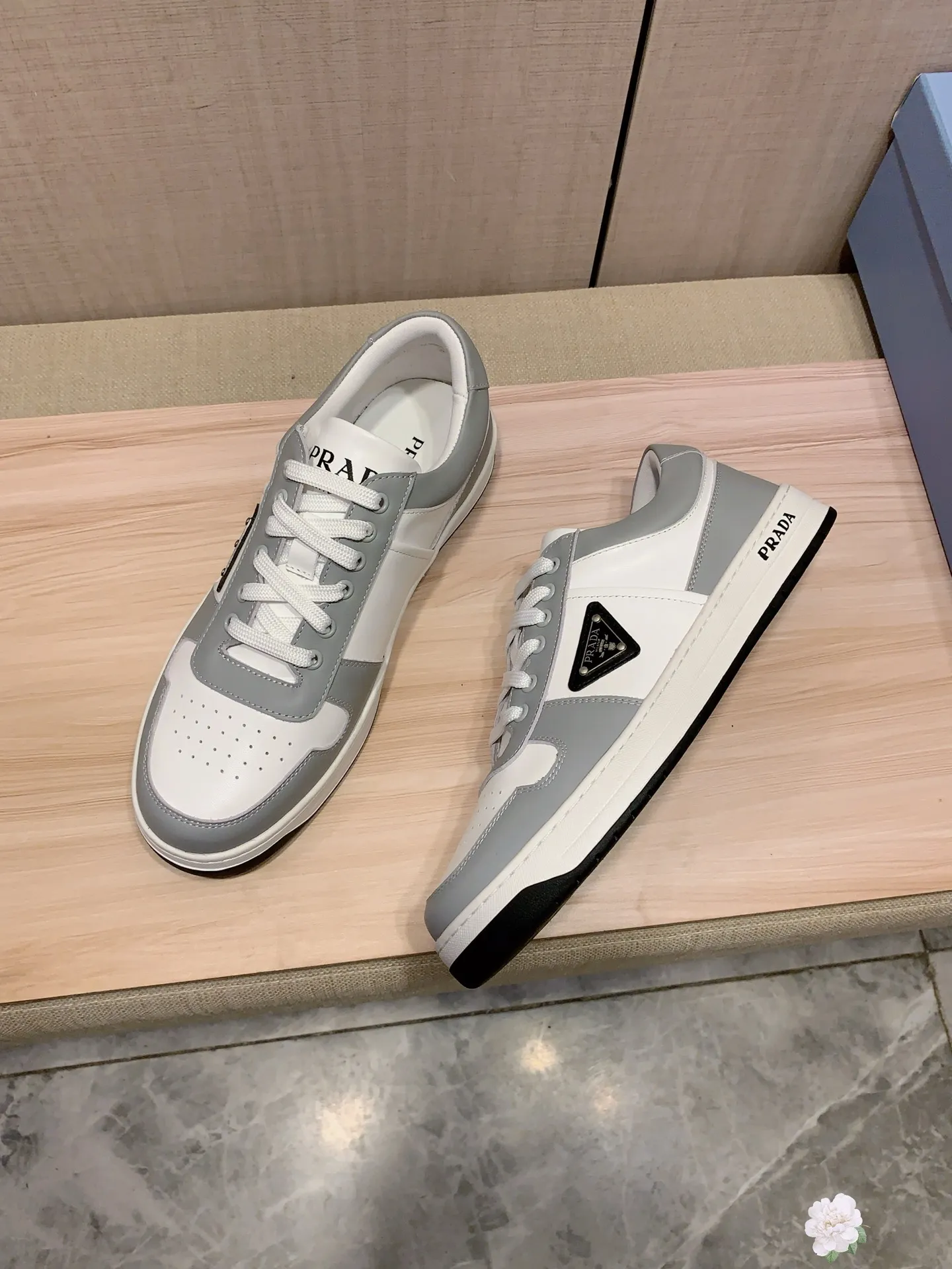 Men's Men's Shoes💰442💰💰🎩🎩[Lightning][Lightning] "PRADA*" The latest and most popular casual shoes, top brand [seduce] luxury ~ purchasing agency, top quality ~. [Strong] The upper is made of imported breathable cowhide material ➕ breathable sheepskin feet (•) with fine workmanship. The original stylish and stylish soft rubber wear-resistant and non-slip outsole is light and comfortable on the feet. The real thing looks better when photographed in real life. 226: code: 38-44, white and black 4️⃣ colors selected